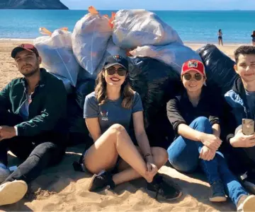 Unique People llama a limpieza en la playa