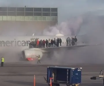 Avión de American Airlines se incendia tras aterrizar en Denver