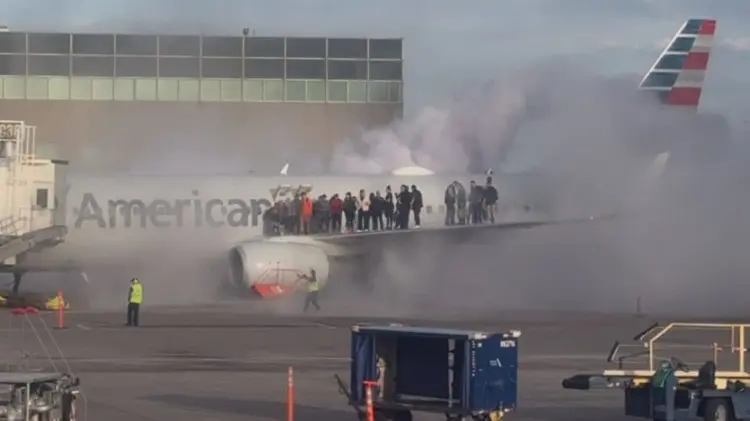 Los pasajeros permanecieron en el ala del avión mientras bomberos sofocaban el fuego. (Especial)