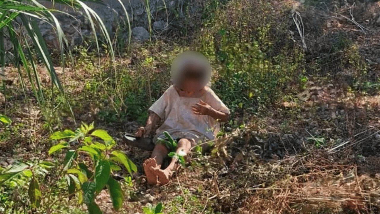 Anciana es abandonada por sus propios hijos en terreno baldío