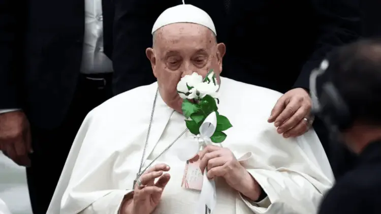El Vaticano informó que Francisco continúa mostrando una evolución favorable. (Foto: Especial)