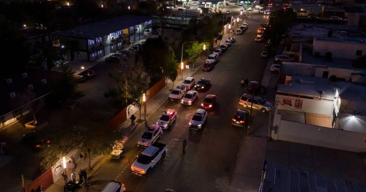 Instalan iluminación en calles afuera del Cobach Reforma