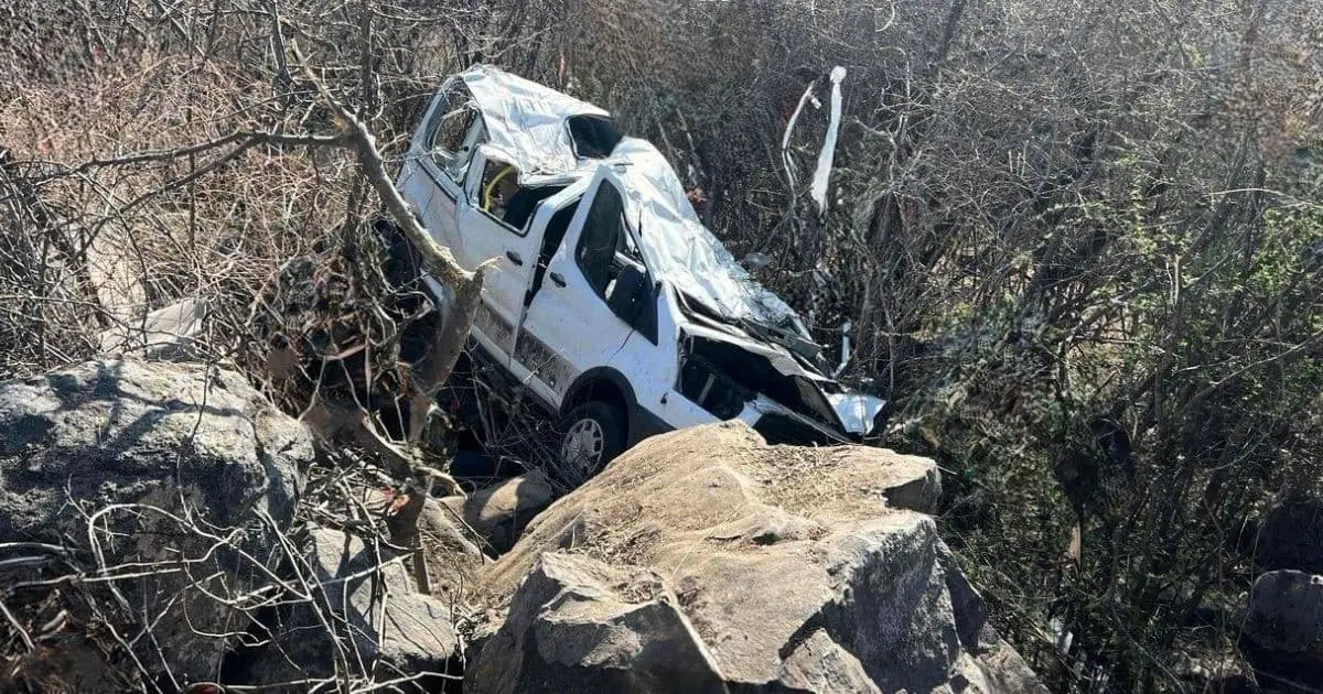Mueren 6 estudiantes de la UG en aparatoso accidente carretero