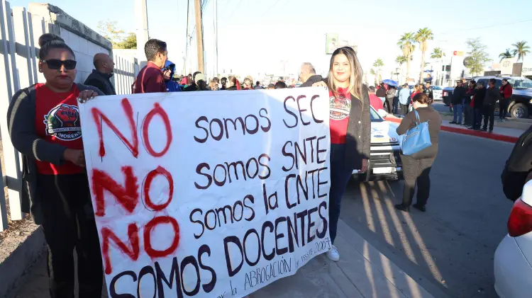 Docentes federales de Sonora marcharon en diferentes municipios. (Especial/EXPRESO)