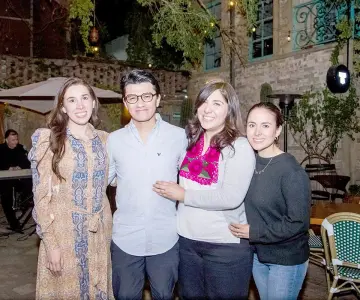 En Mona Café, el tiempo se detiene entre amigos
