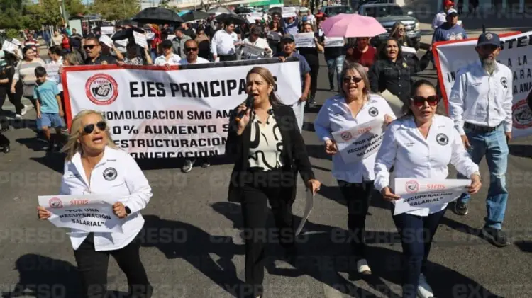 Miembros del sindicato marcharon hasta el Palacio de Gobierno. (Foto: Jesús Ballesteros/EXPRESO)