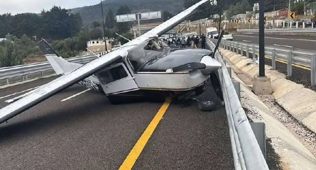 Aterrizaje de emergencia de avioneta en autopista de Hidalgo