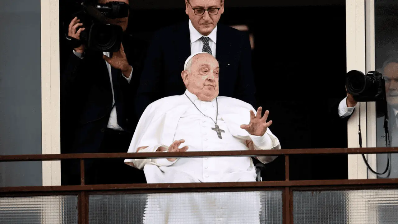 VIDEO | Dan de alta al papa Francisco tras cinco semanas hospitalizado