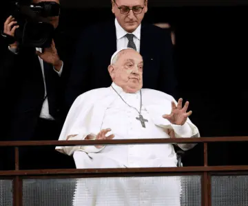 VIDEO | Dan de alta al papa Francisco tras cinco semanas hospitalizado