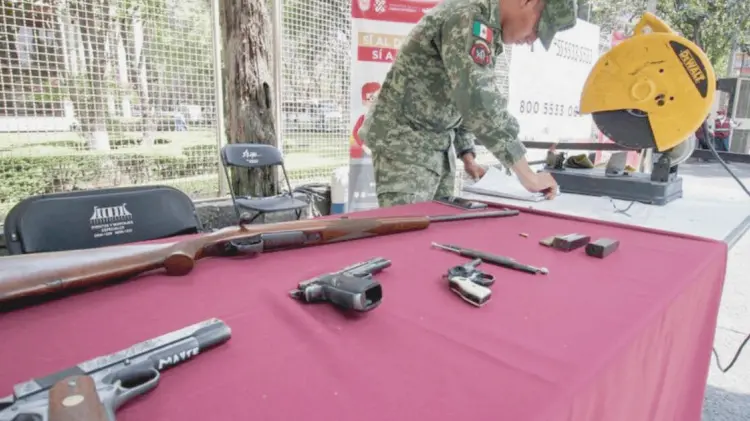 La iniciativa considera hasta 26 mil pesos por armas y canje de juguetes bélicos. (Cortesía)