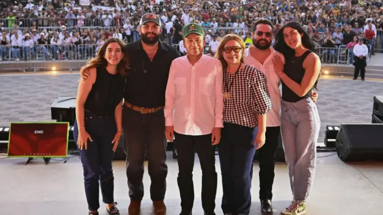 Alfonso Durazo estuvo acompañado de su familia y del cantante Carin León. (Cortesía)