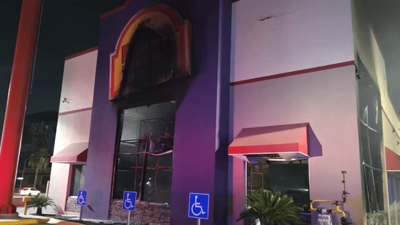 Suman 5 ataques con artefactos explosivos a sucursales de El Pollo Loco
