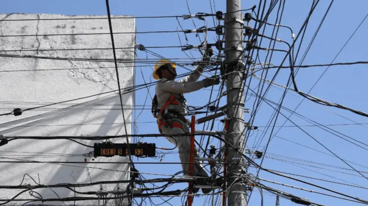 Personal de la CFE y Pemex verifica el estado de operación de los equipos. (Foto: Especial/EXPRESO)