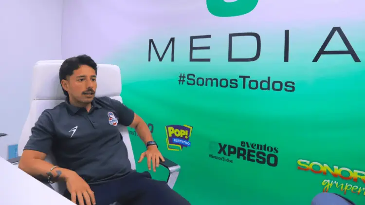 Miguel Martínez se encarga de varios aspectos técnicos con los jugadores. (Jorge Flores/EXPRESO)