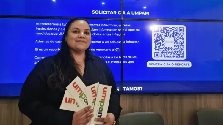 Martha Flores Contreras explicó el uso de la nueva página de la unidad. (ANA MARÍA LÓPEZ/EXPRESO)
