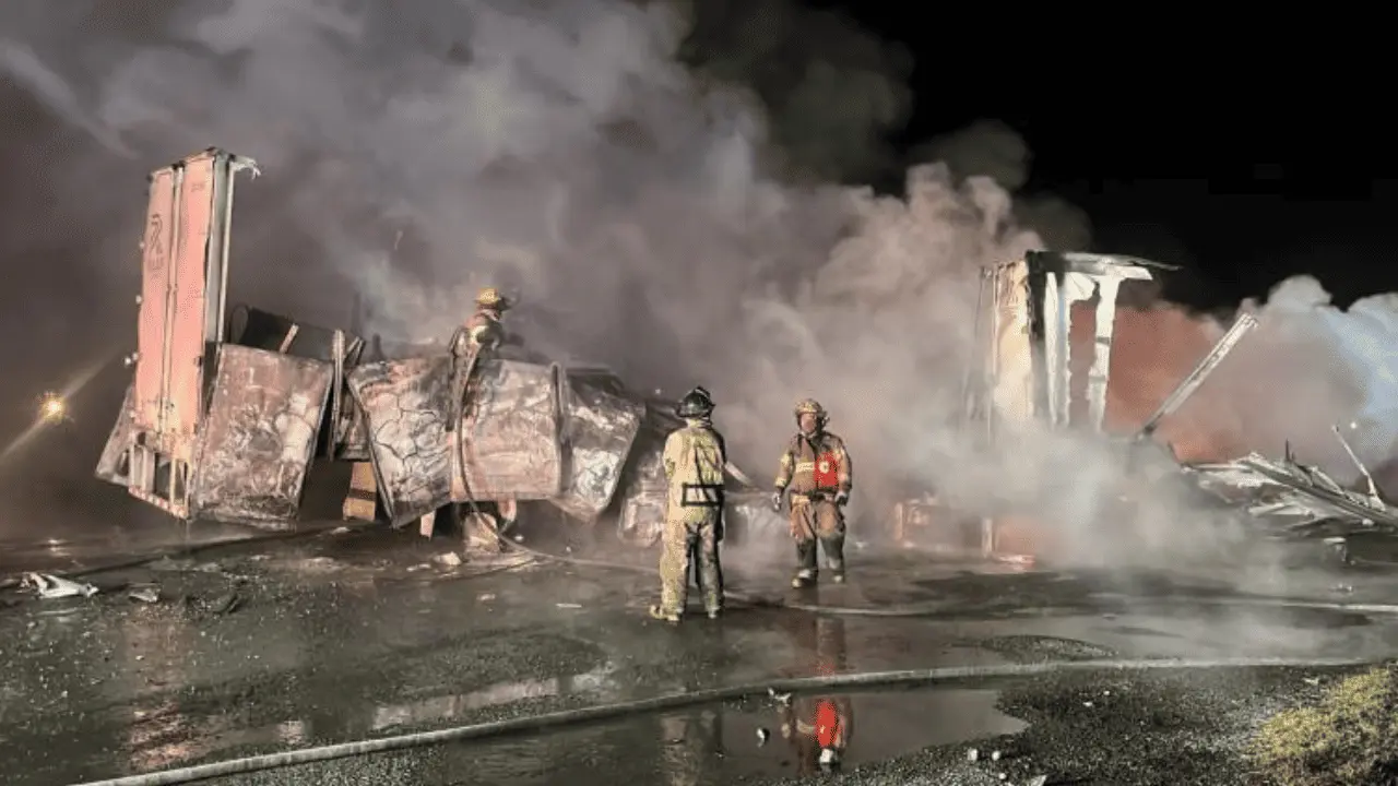 Hombre muere calcinado en choque e incendio de 2 tráileres en carretera