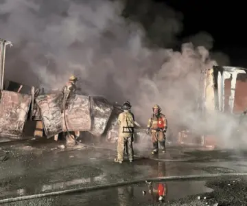 Hombre muere calcinado en choque e incendio de 2 tráileres en carretera