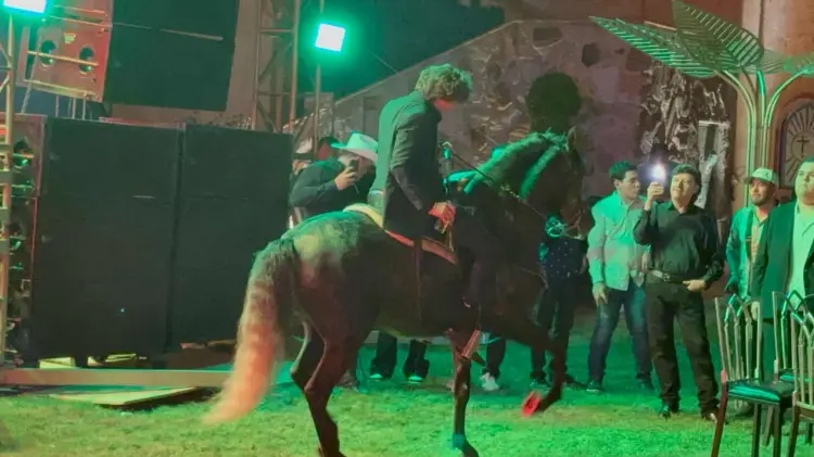 Gabito se acercó al animal en cuanto bajó del escenario. (Fotos: Adrián Cobos/EXPRESO)