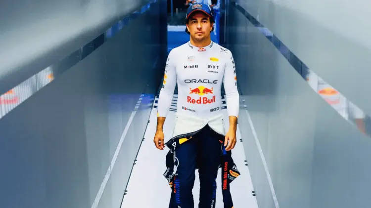 El piloto mexicano es candidato para regresar a la F1 en 2026. (ESPECIAL/EXPRESO)