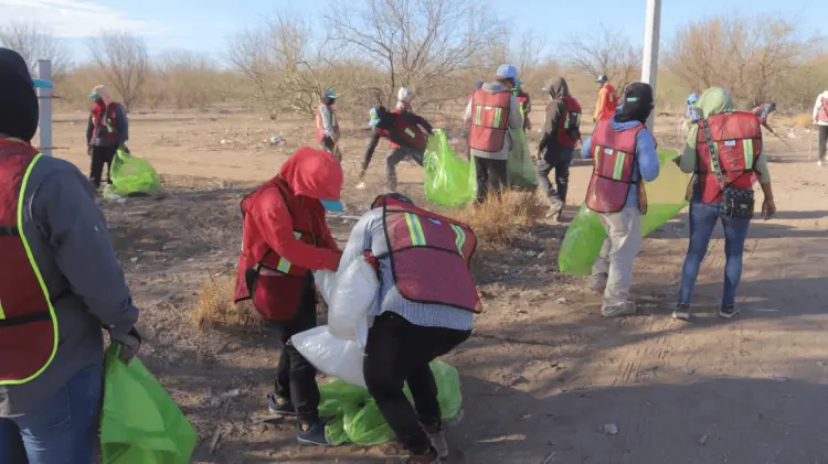 Los asistentes levantaron todo tipo de basura a un costado de la carretera. (JORGE FLORES/EXPRESO)