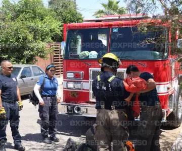 Bomberos rescatan a hombre tras caída desde un segundo piso en Hermosillo