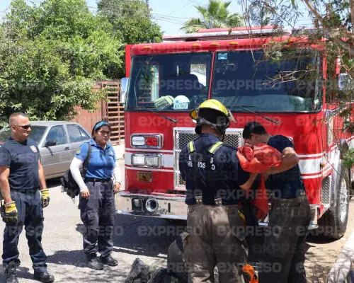 Bomberos rescatan a hombre tras caída desde un segundo piso en Hermosillo