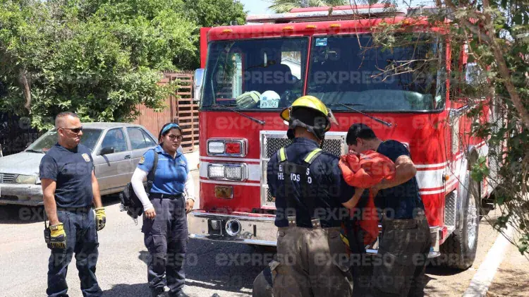 Bomberos rescatan a hombre tras caída desde un segundo piso en Hermosillo
