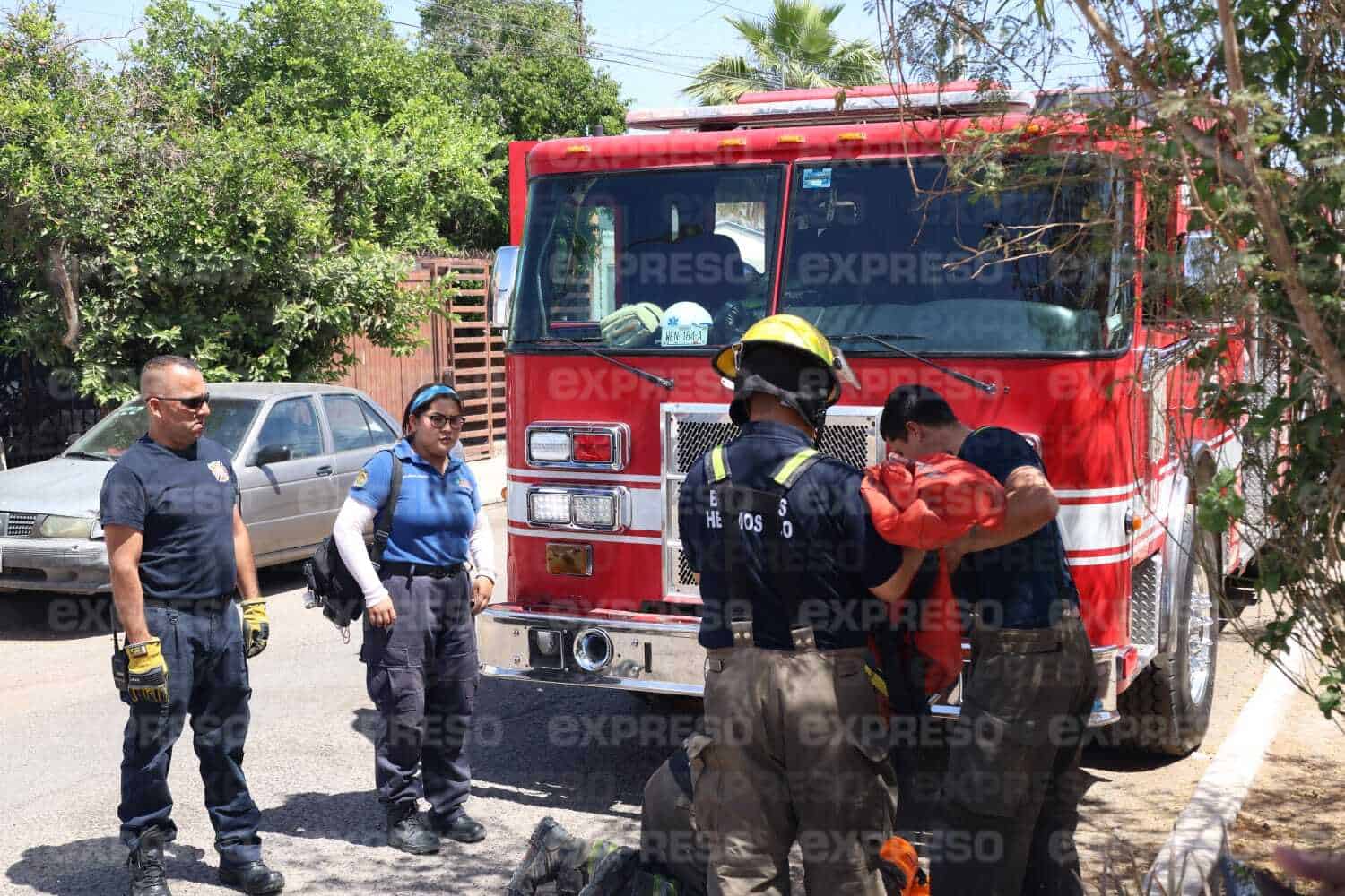 Bomberos rescatan a hombre tras caída desde un segundo piso en Hermosillo