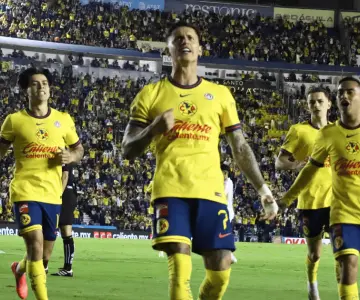 América golea 3-0 a Tigres y sigue líder del Clausura 2025
