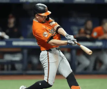 Ramón Urías se suelta con el bat