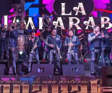 Banda La Imparable de Sinaloa sufre aparatoso accidente en carretera