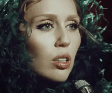 Miley Cyrus estrena los primeros sencillos de Something Beautiful