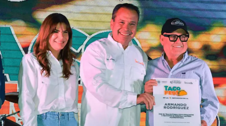 Patty Ruibal y Antonio Astiazarán otorgaron reconocimientos a los ganadores. (Foto: Cortesía)