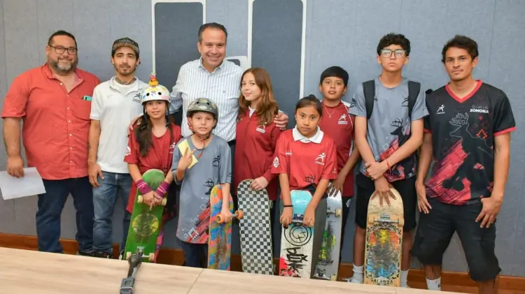 El alcalde Antonio Astiazarán entregó personalmente el apoyo a varios jóvenes. (Foto: Cortesía)