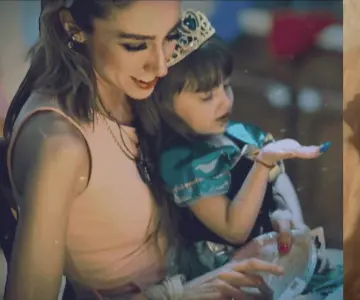 Kris combina sus dos más grandes pasiones: el arte y la maternidad