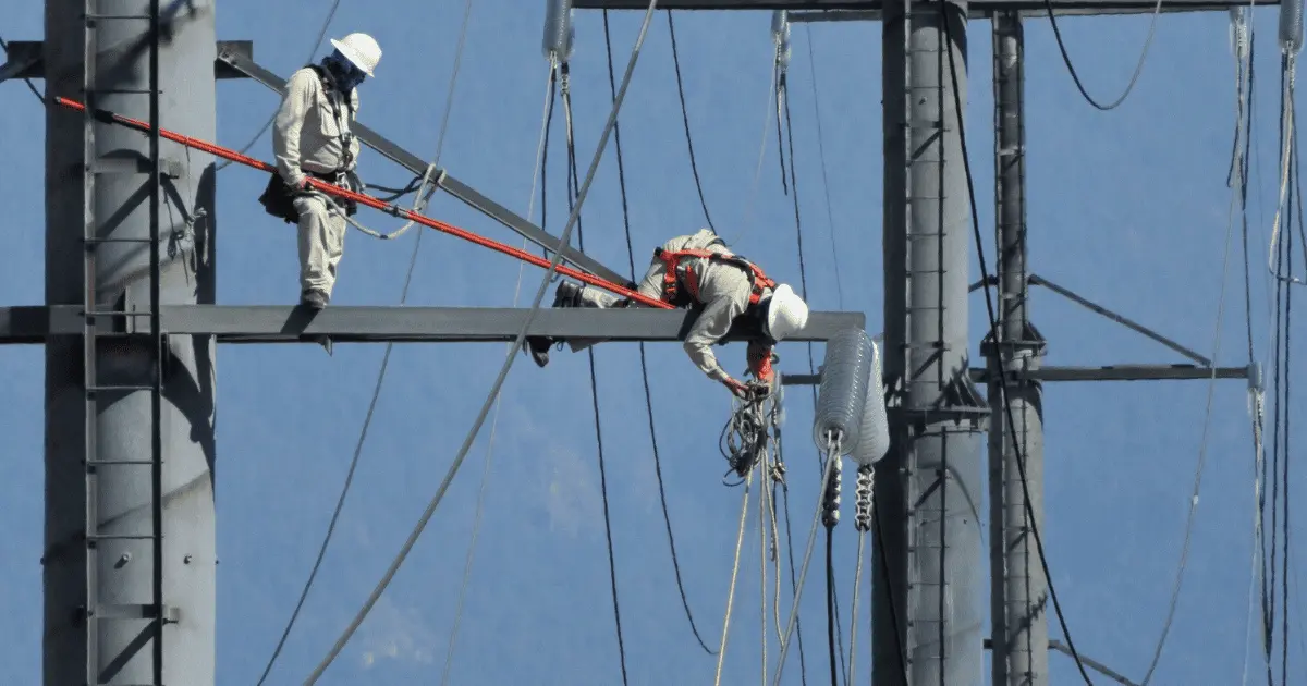 CFE moderniza y amplía la red de transmisión eléctrica en México