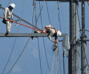 CFE moderniza y amplía la red de transmisión eléctrica en México