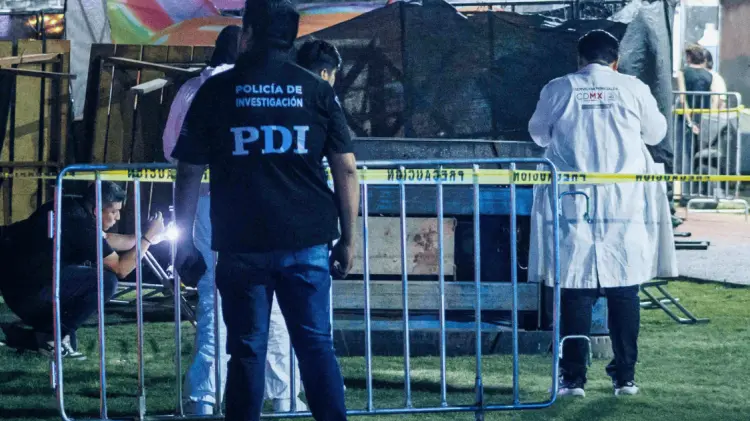Investigan el lugar del accidente con el festival sin interrumpirse un solo minuto. (El Universal)