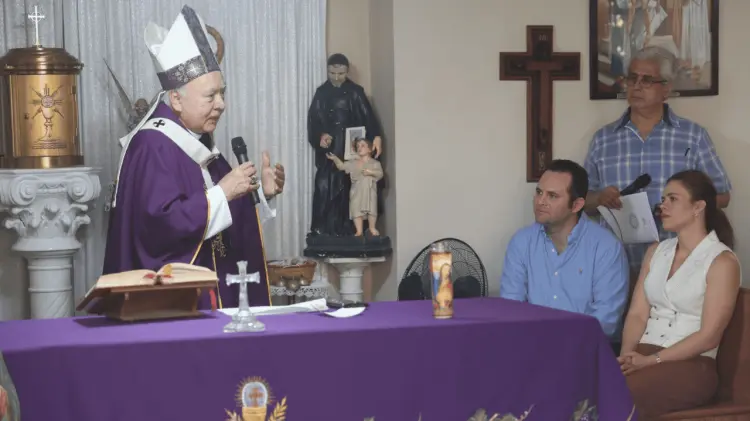 El arzobispo de Hermosillo, Ruy Rendón Leal, encabezó la misa. (Foto: Jesús Ballesteros/EXPRESO)