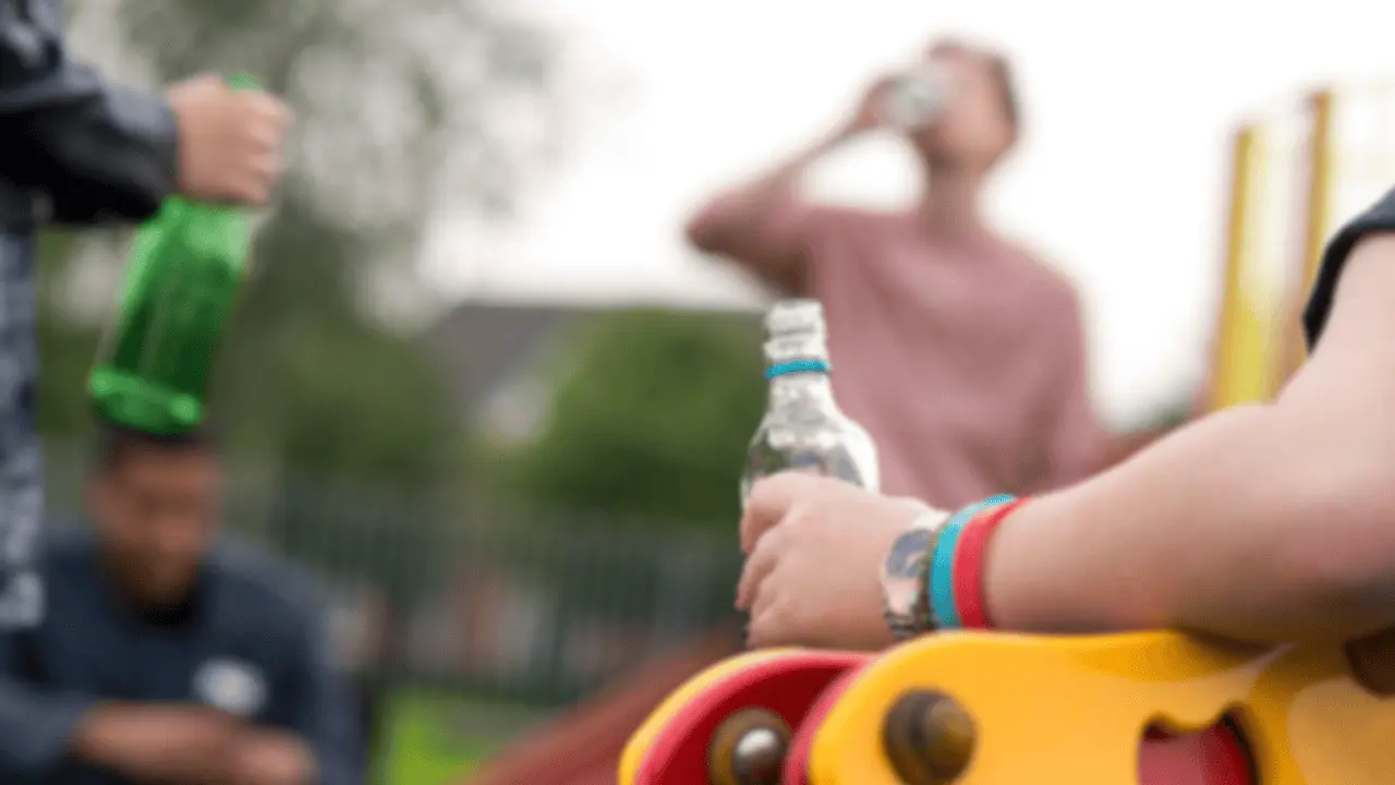 Detienen a joven por ingerir alcohol en la vía pública con dos menores