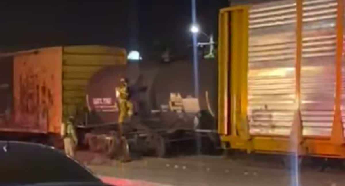 Se descarrila cisterna que contenía ácido sulfúrico en Nogales
