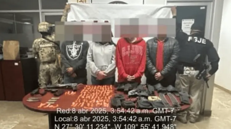 Las cuatro personas detenidas y lo incautado fue puesto a disposición de la FGR. (Foto: Especial)