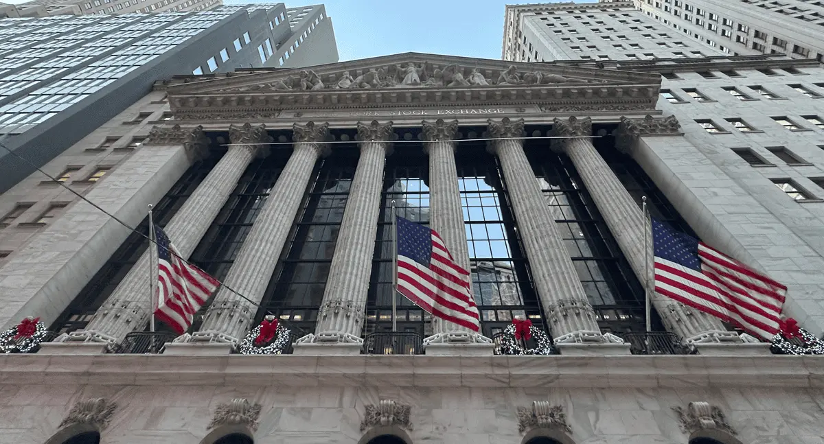 Caen índices en Wall Street tras repunte previo y tensión comercial