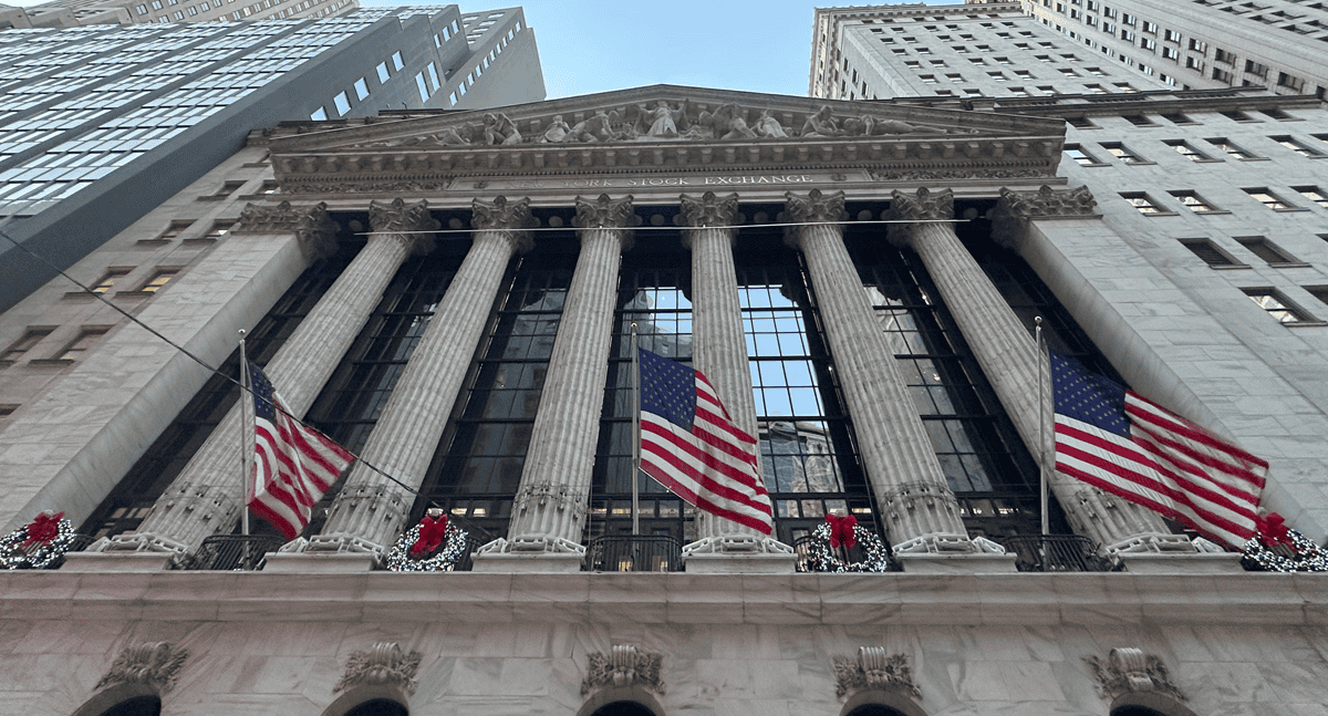 Caen índices en Wall Street tras repunte previo y tensión comercial