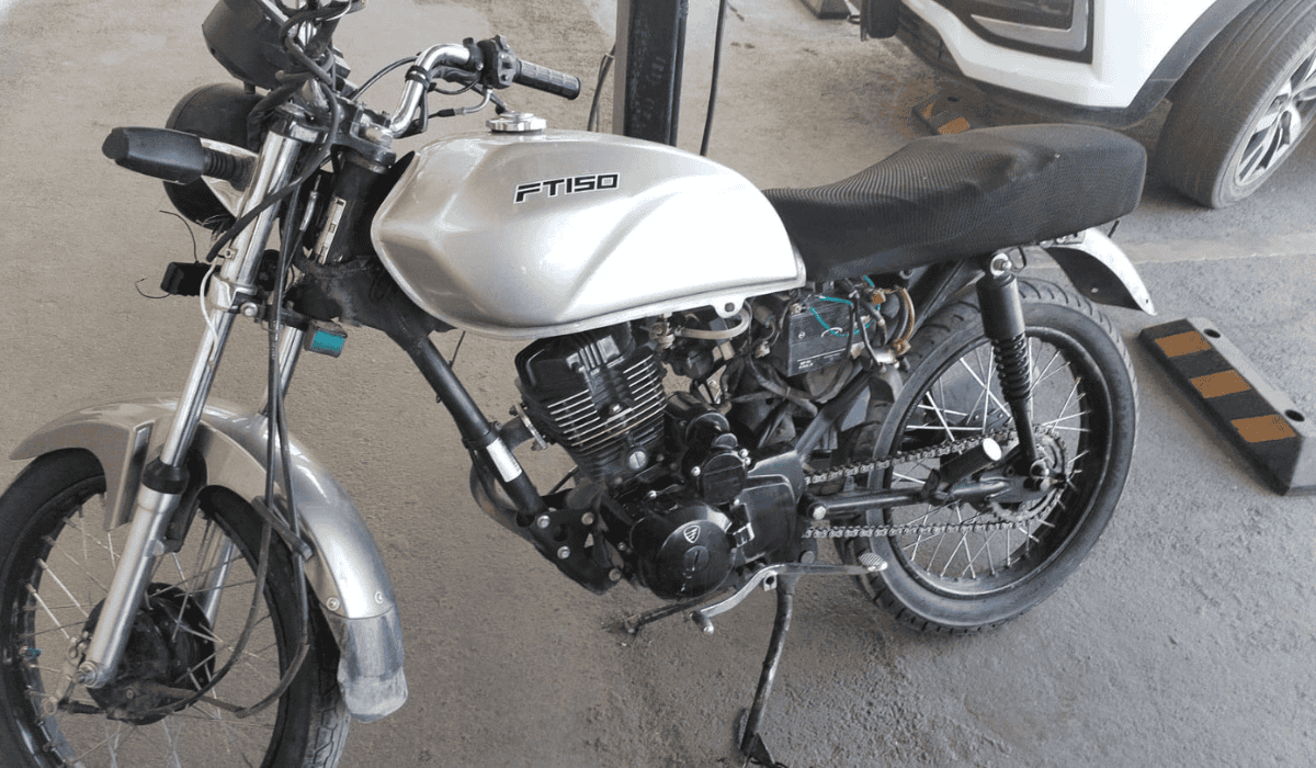 Detienen a hombre con motocicleta robada en la colonia Pimentel
