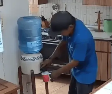 Hombre ingresa a robar casa y se sirve agua; es captado en video y se viraliza