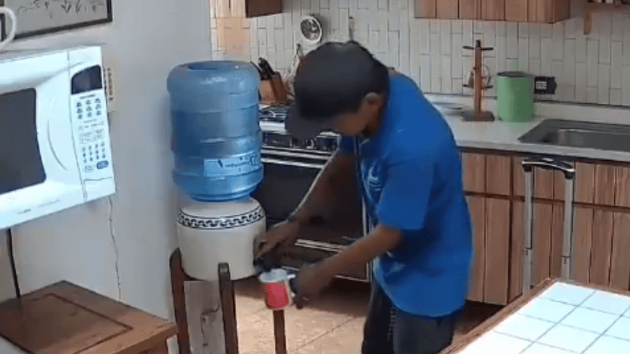 Hombre ingresa a robar casa y se sirve agua; es captado en video y se viraliza