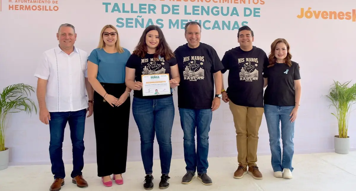Alcalde reconoce a graduados del Taller de Lengua de Señas Mexicana