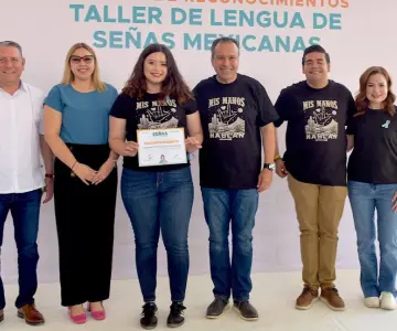 Alcalde reconoce a graduados del Taller de Lengua de Señas Mexicana