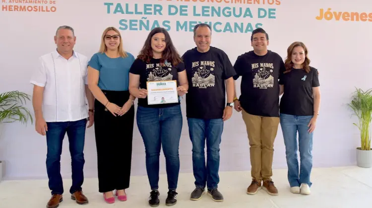 Alcalde reconoce a graduados de Taller de Lengua de Señas Mexicana. (Foto: Especial / EXPRESO)